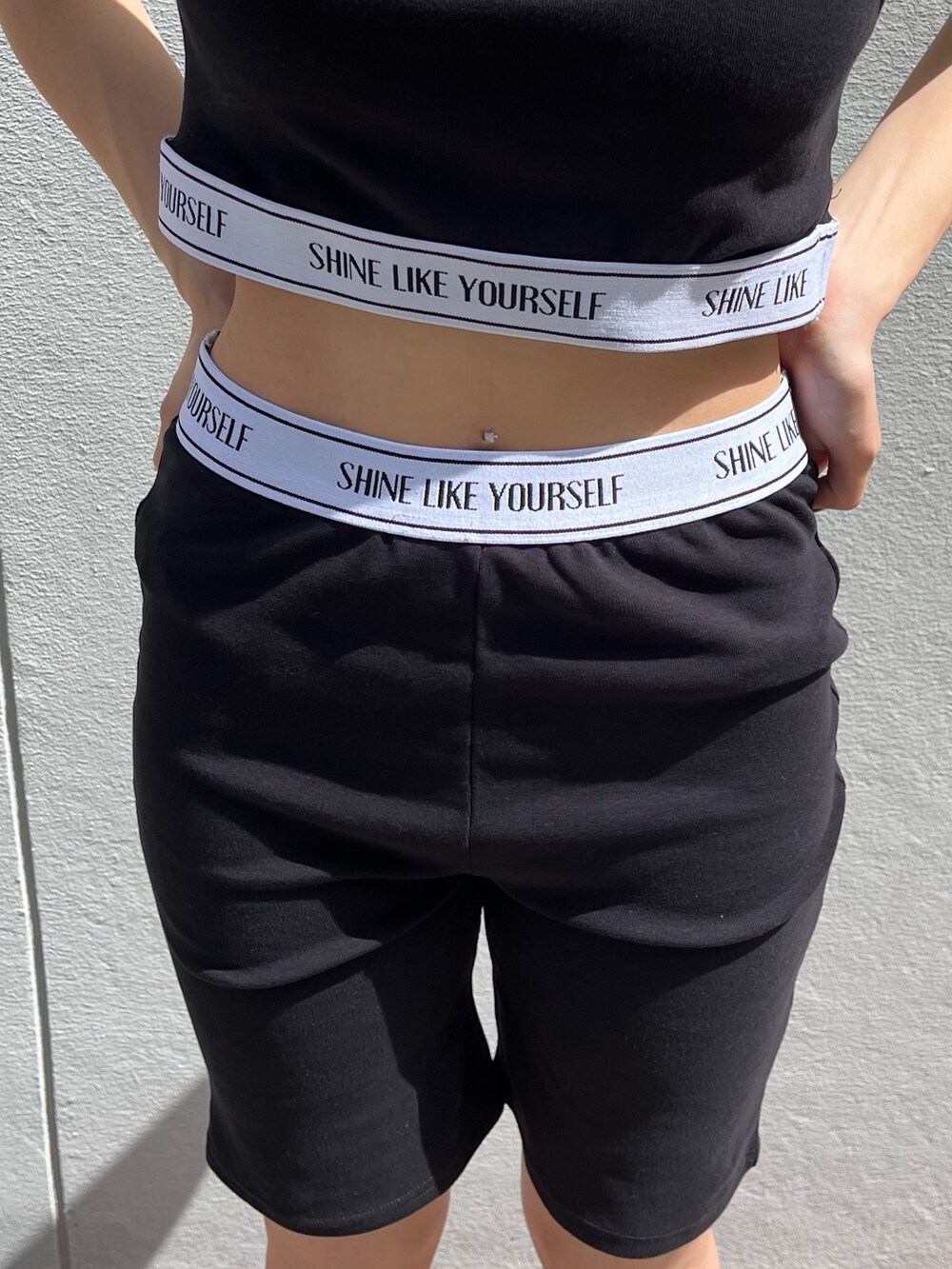 ブラック系のその他パンツ、ホワイト系のブーツ、ブラック系のキャミソールを着用したレディースの春コーディネートの8枚目の写真