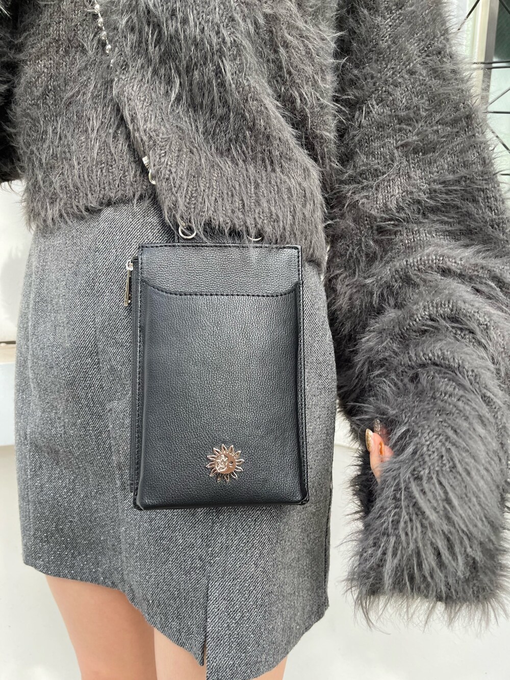 ブラック系のブーツ、ブラック系のショルダーバッグ、グリーン系のムートンコートを着用したレディースの冬コーディネートの8枚目の写真