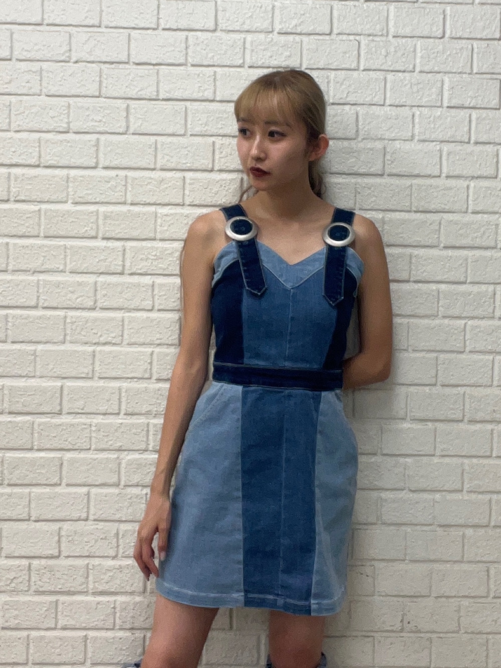 ブルー系のワンピース、ブラック系のブーツ、ブルー系のレッグウォーマーを着用したレディースの夏コーディネートの6枚目の写真