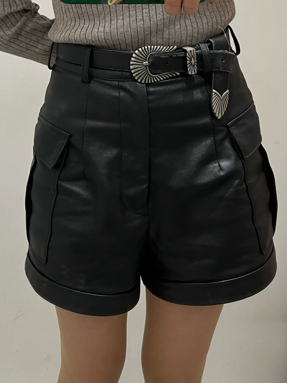 ブルー系のショルダーバッグ、ブラック系のブーツ、グレー系のニット/セーターを着用したレディースの冬コーディネートの7枚目の写真