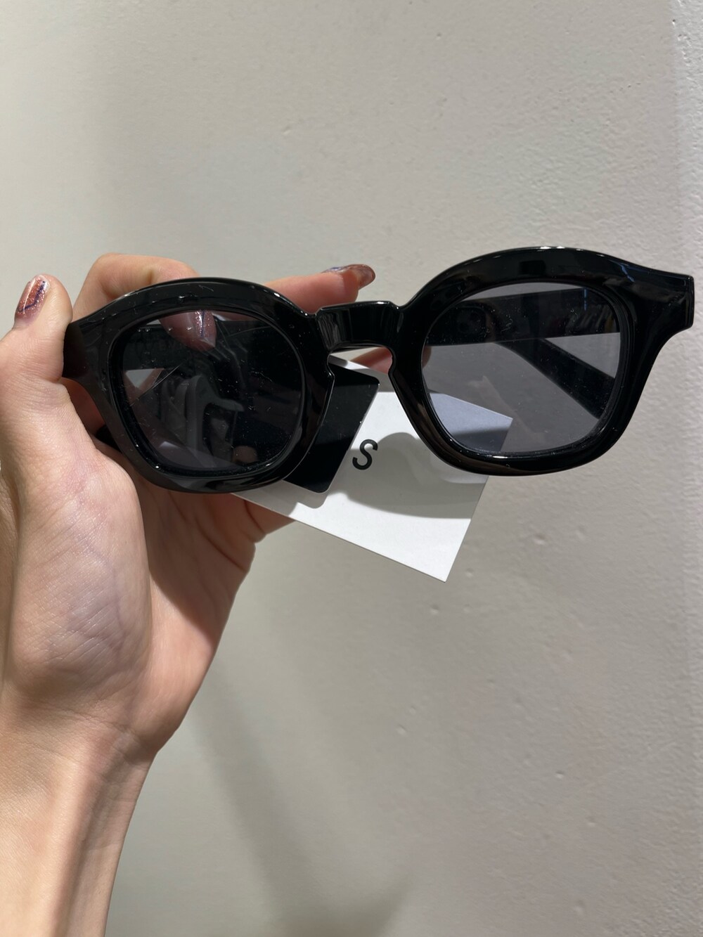 ブラック系のTシャツ/カットソー、ブラック系のブーツ、ブラック系のサングラスを着用したレディースの春コーディネートの6枚目の写真