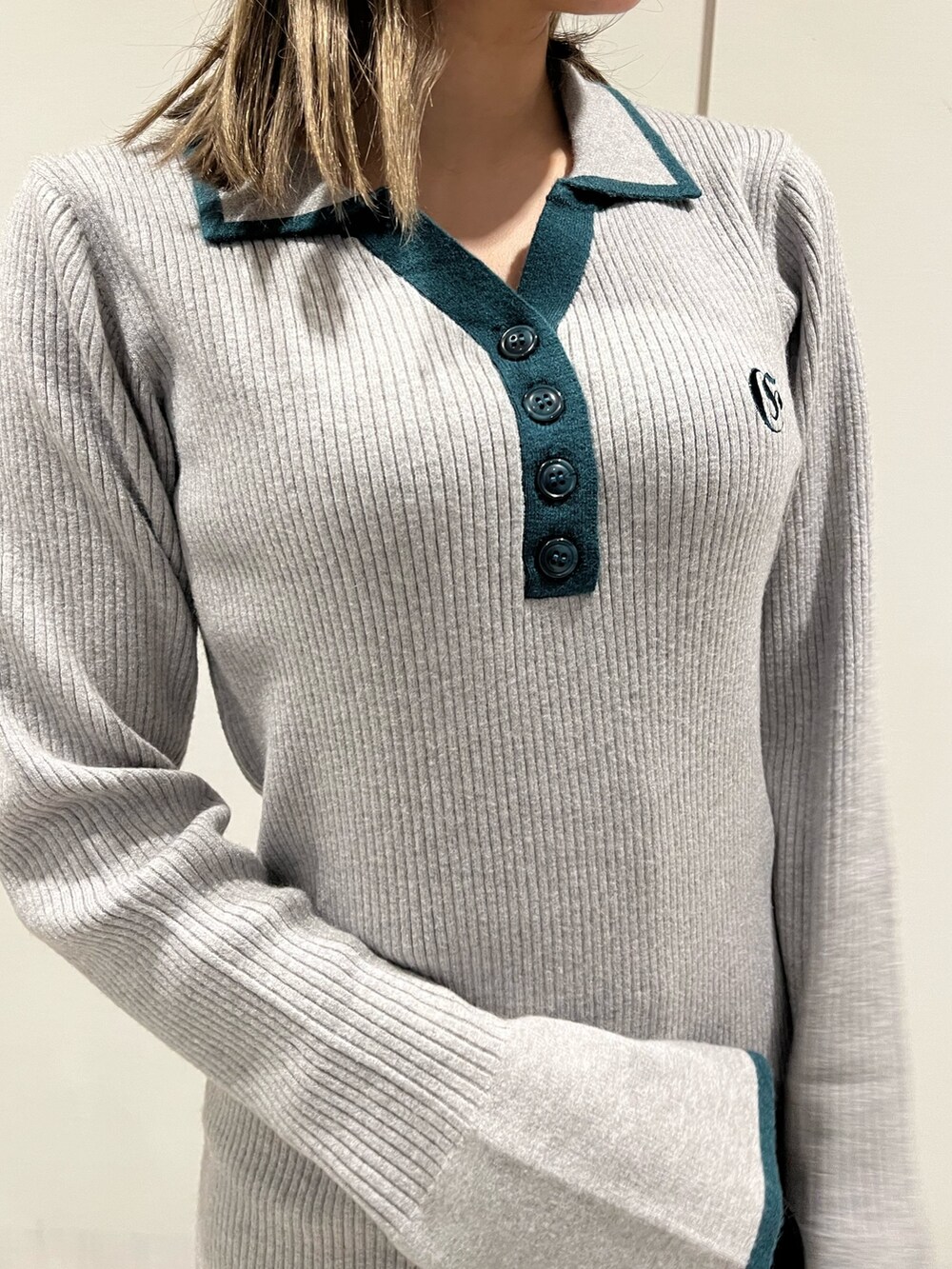 ブラック系のブーツ、グレー系のワンピース、ブラック系のハンドバッグを着用したレディースの冬コーディネートの7枚目の写真