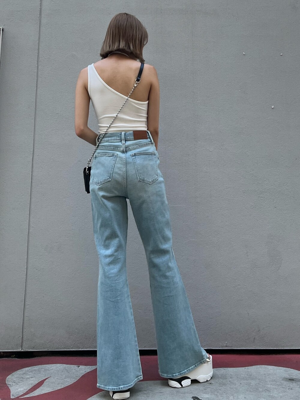 ホワイト系のサンダル、ブラック系のショルダーバッグ、ホワイト系のキャミソールを着用したレディースの夏コーディネートの4枚目の写真