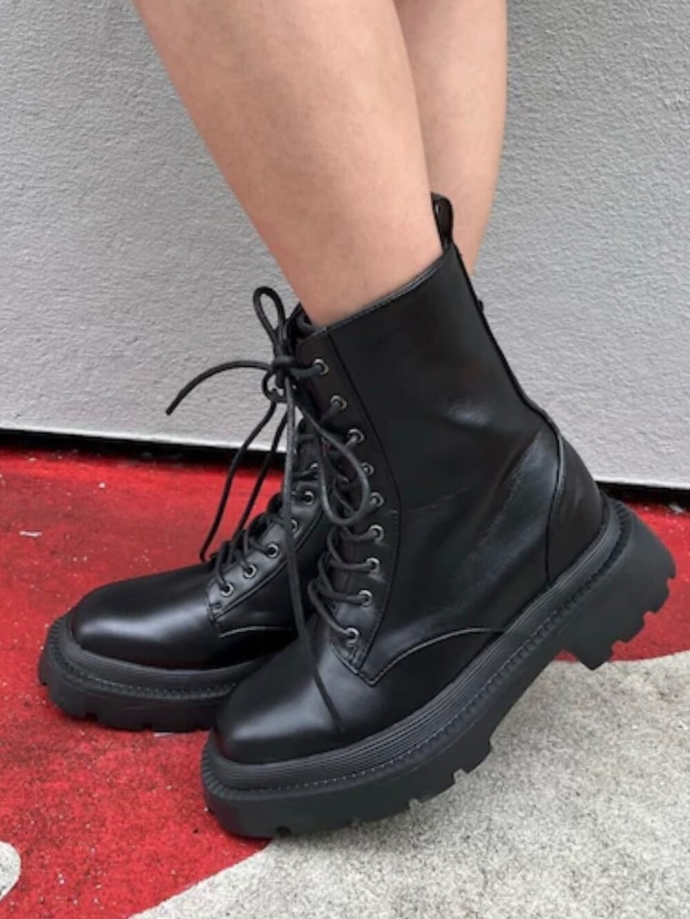 グリーン系のデニムジャケット、グリーン系のデニムスカート、ブラック系のハンドバッグを着用したレディースの秋コーディネートの7枚目の写真