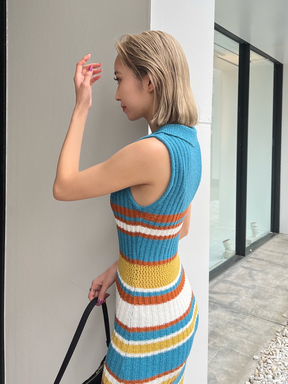 ブラック系のワンピースを着用したレディースの春コーディネートの2枚目の写真