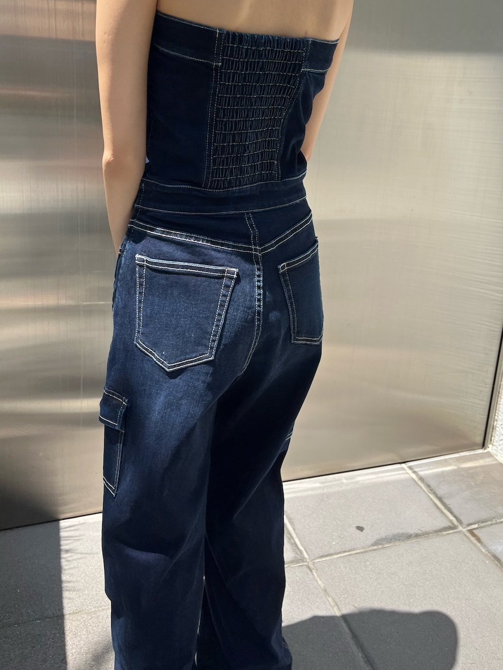 ホワイト系のブーツ、ブルー系のつなぎ/オールインワン、ブラック系のサングラスを着用したレディースの夏コーディネートの7枚目の写真