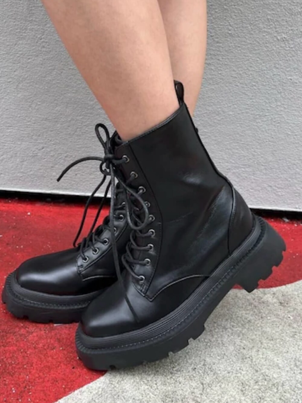 ブラック系のニット/セーター、ブルー系のデニムパンツ、その他のショルダーバッグを着用したレディースの春コーディネートの8枚目の写真