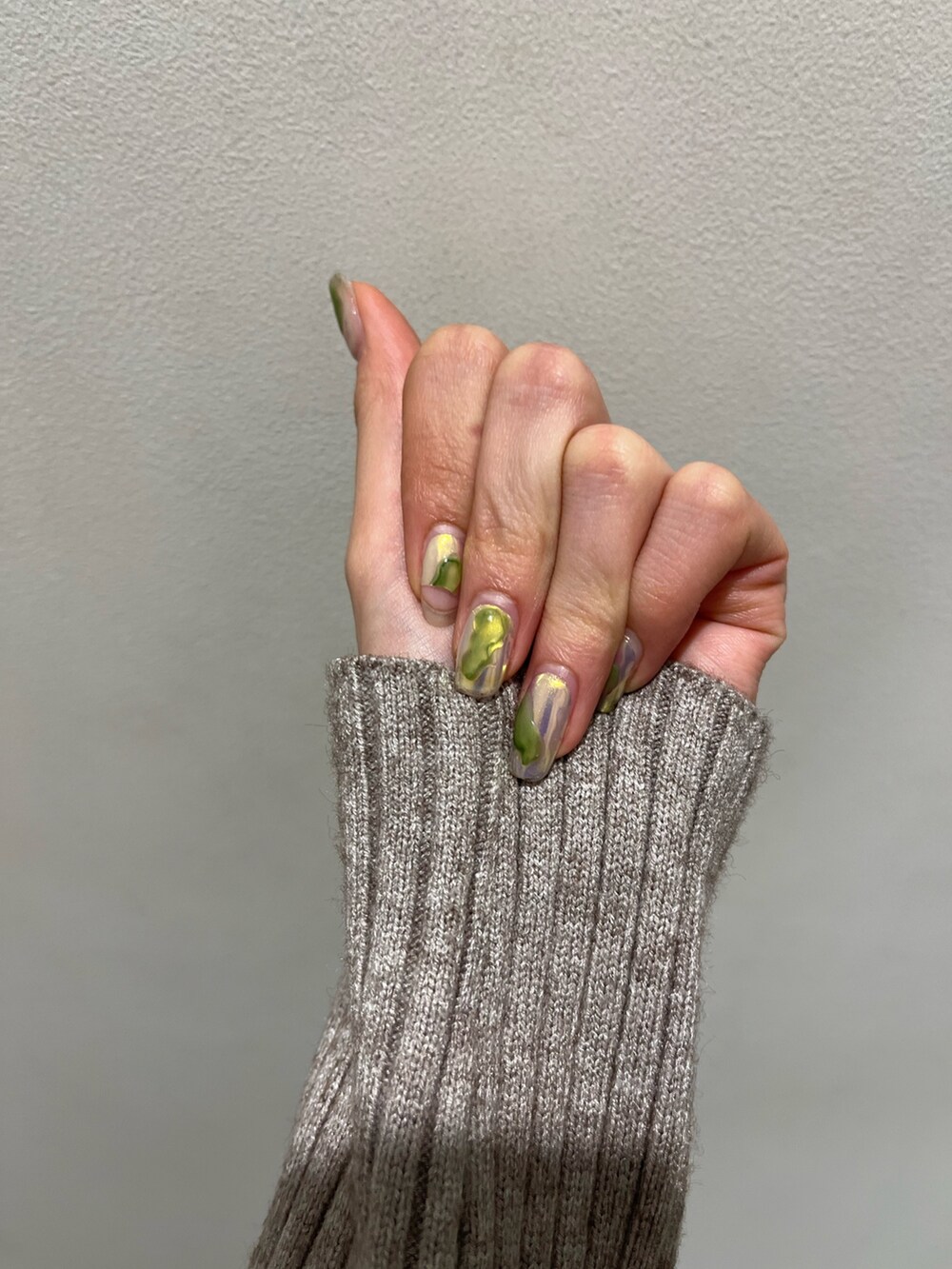 ブルー系のショルダーバッグ、ブラック系のブーツ、グレー系のニット/セーターを着用したレディースの冬コーディネートの3枚目の写真