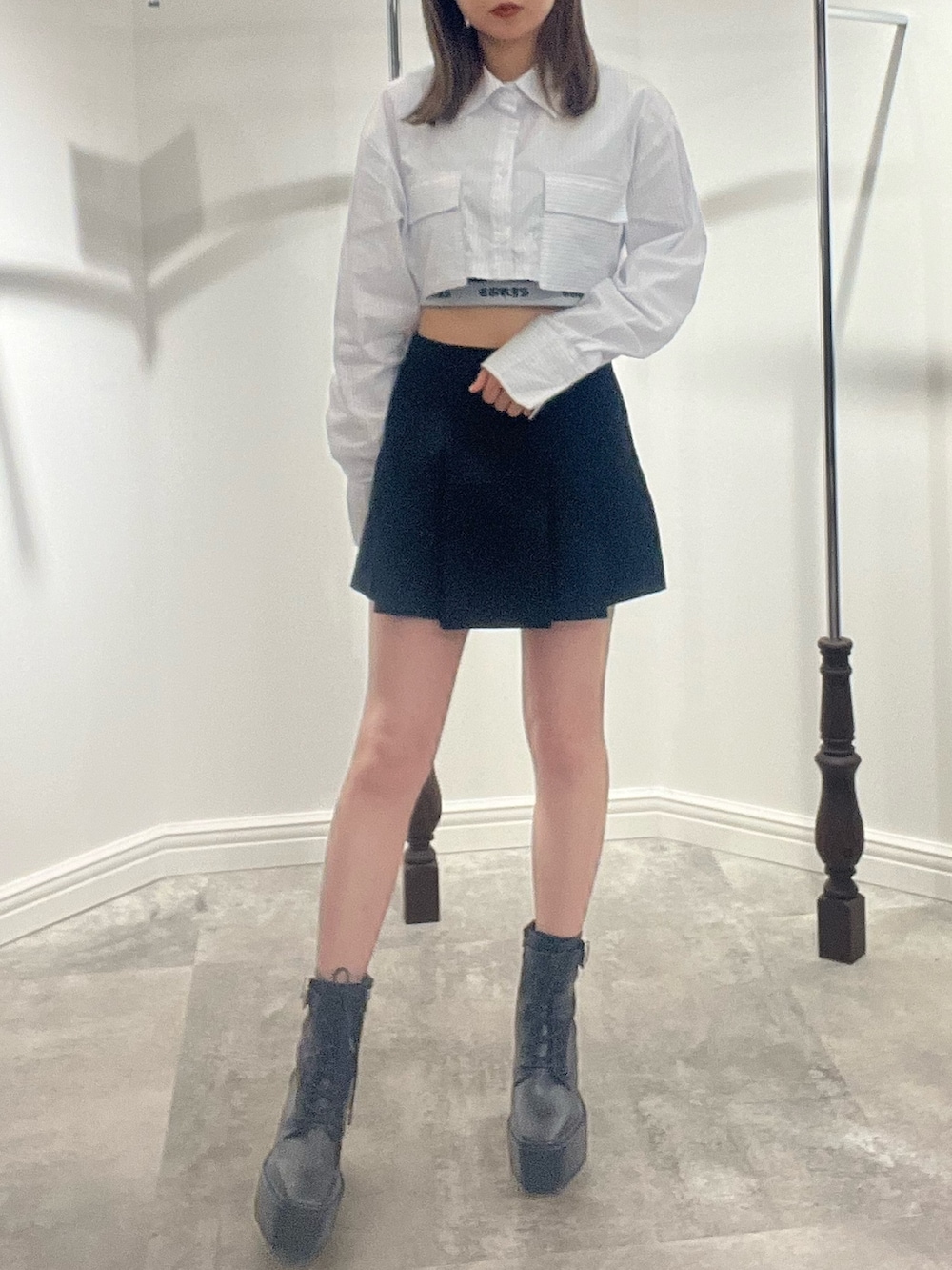 ブラック系のその他パンツ、その他のシャツ/ブラウス、ブラック系のキャミソールを着用したレディースの春コーディネートの7枚目の写真