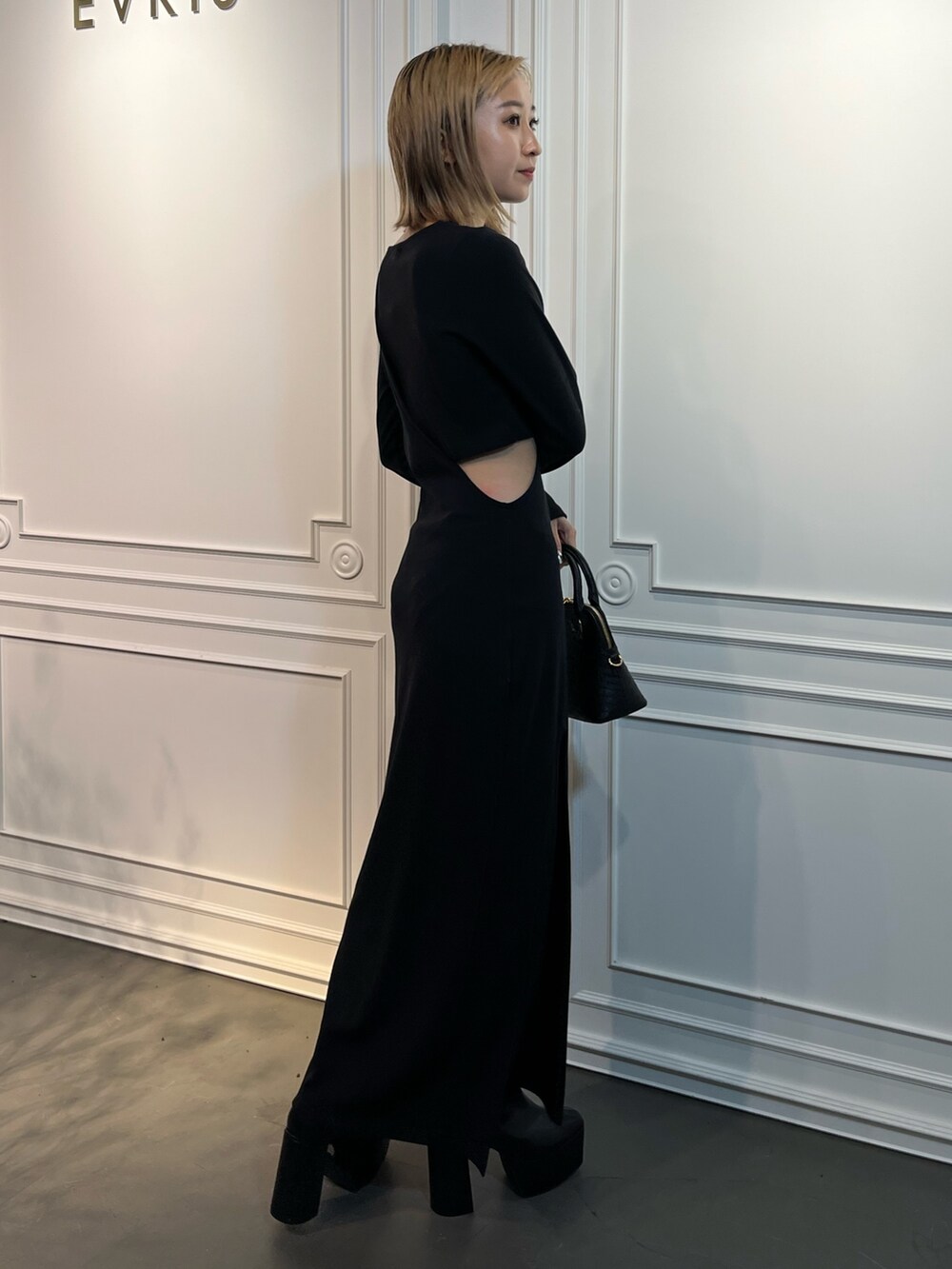 ブラック系のワンピースを着用したレディースの秋コーディネートの2枚目の写真