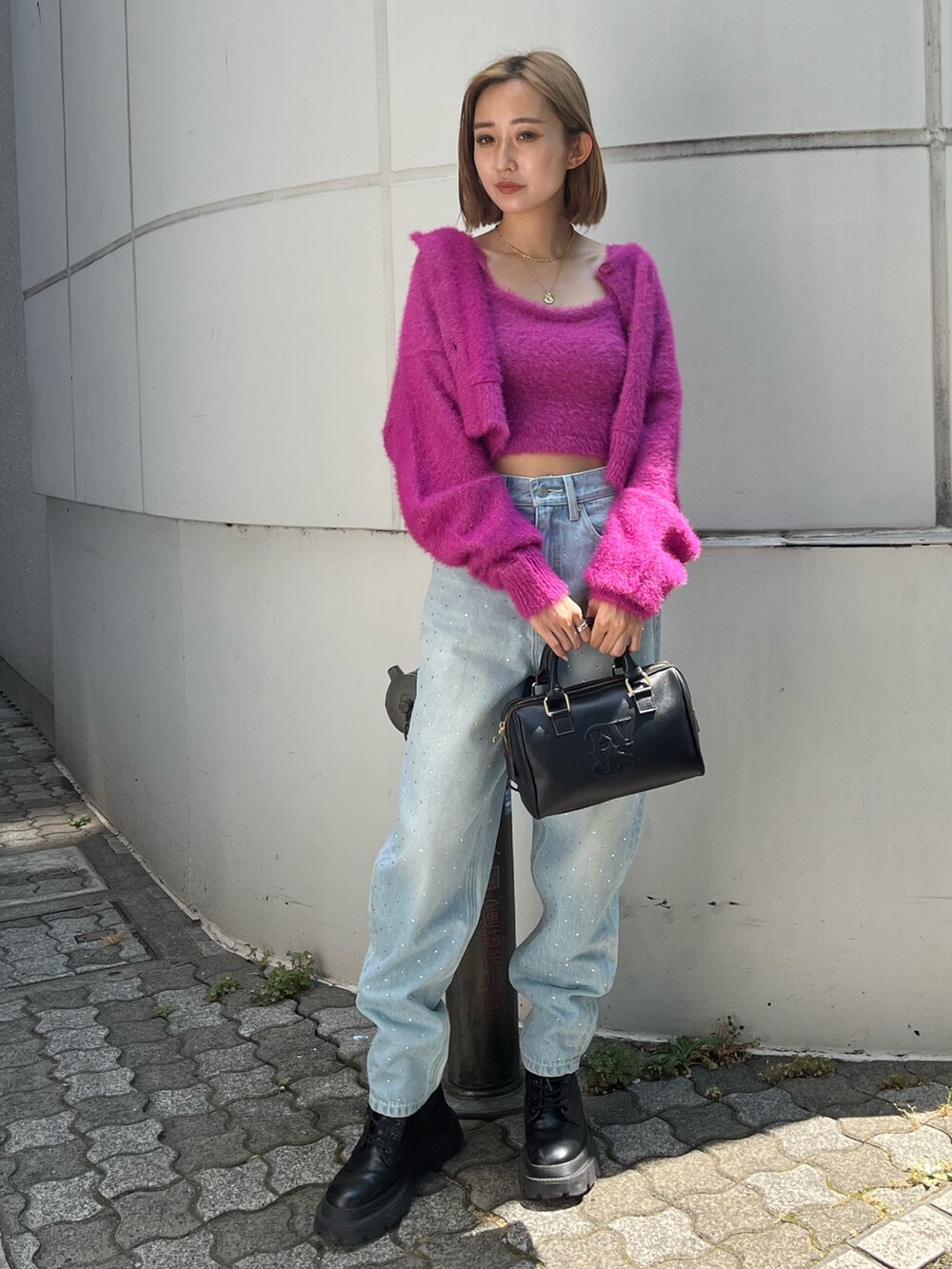 ピンク系のカーディガン/ボレロ、ブルー系のデニムパンツ、ホワイト系のブーツを着用したレディースの秋コーディネートの2枚目の写真