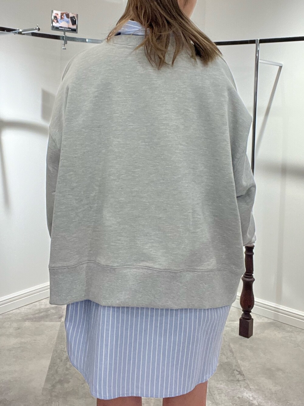 ホワイト系のシャツ/ブラウス、ホワイト系のスウェット、シルバー系のブーツを着用したレディースの春コーディネートの10枚目の写真