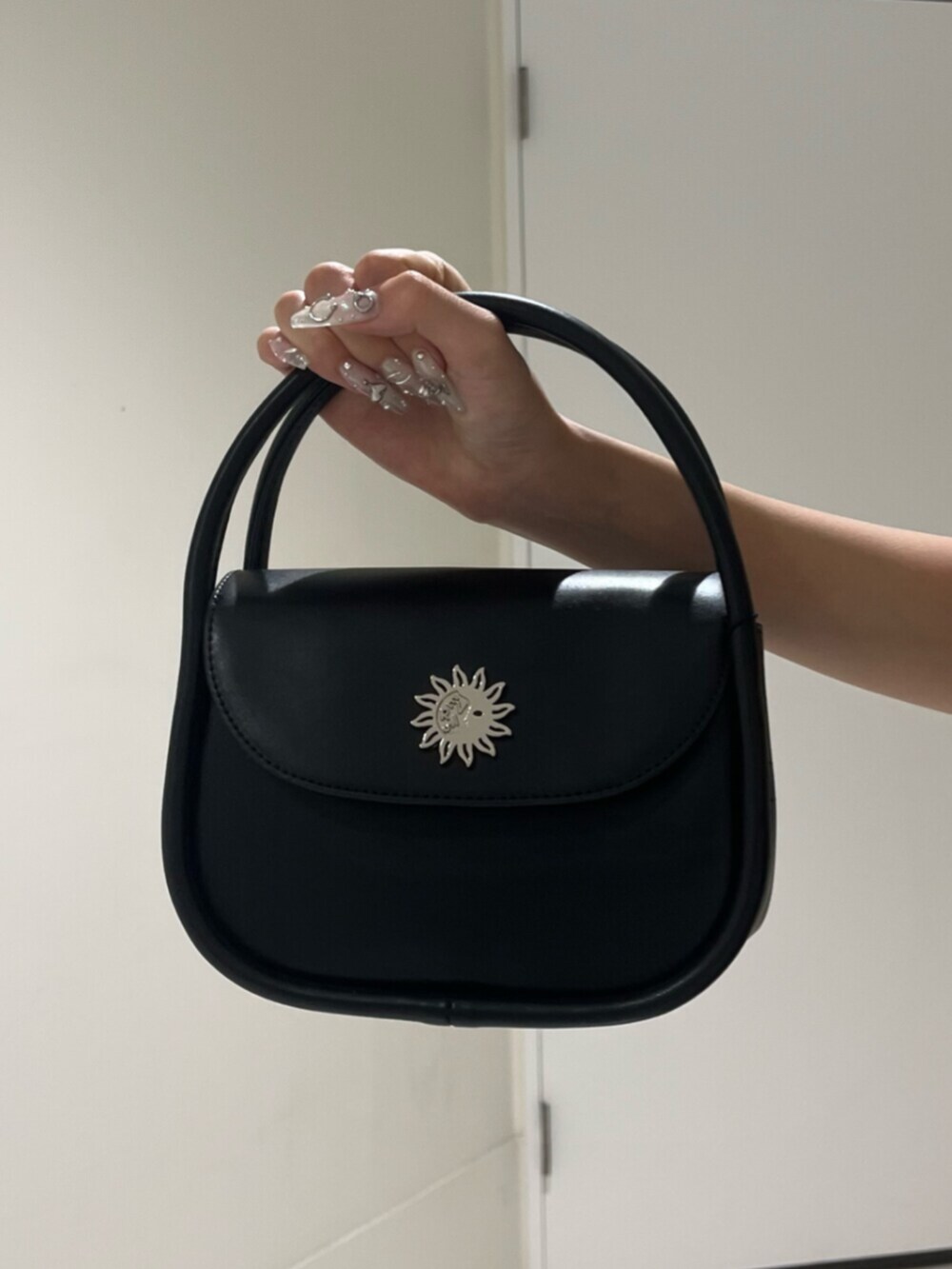 ブラック系のブーツ、ブラック系のハンドバッグ、ブラック系のキャミソールを着用したレディースの夏コーディネートの7枚目の写真