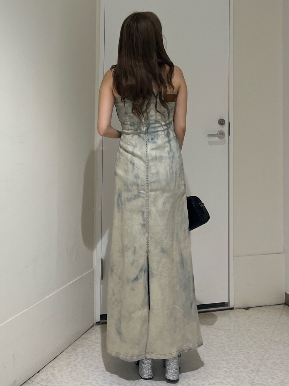 その他のショルダーバッグ、シルバー系のサンダル、その他のワンピースを着用したレディースの夏コーディネートの4枚目の写真