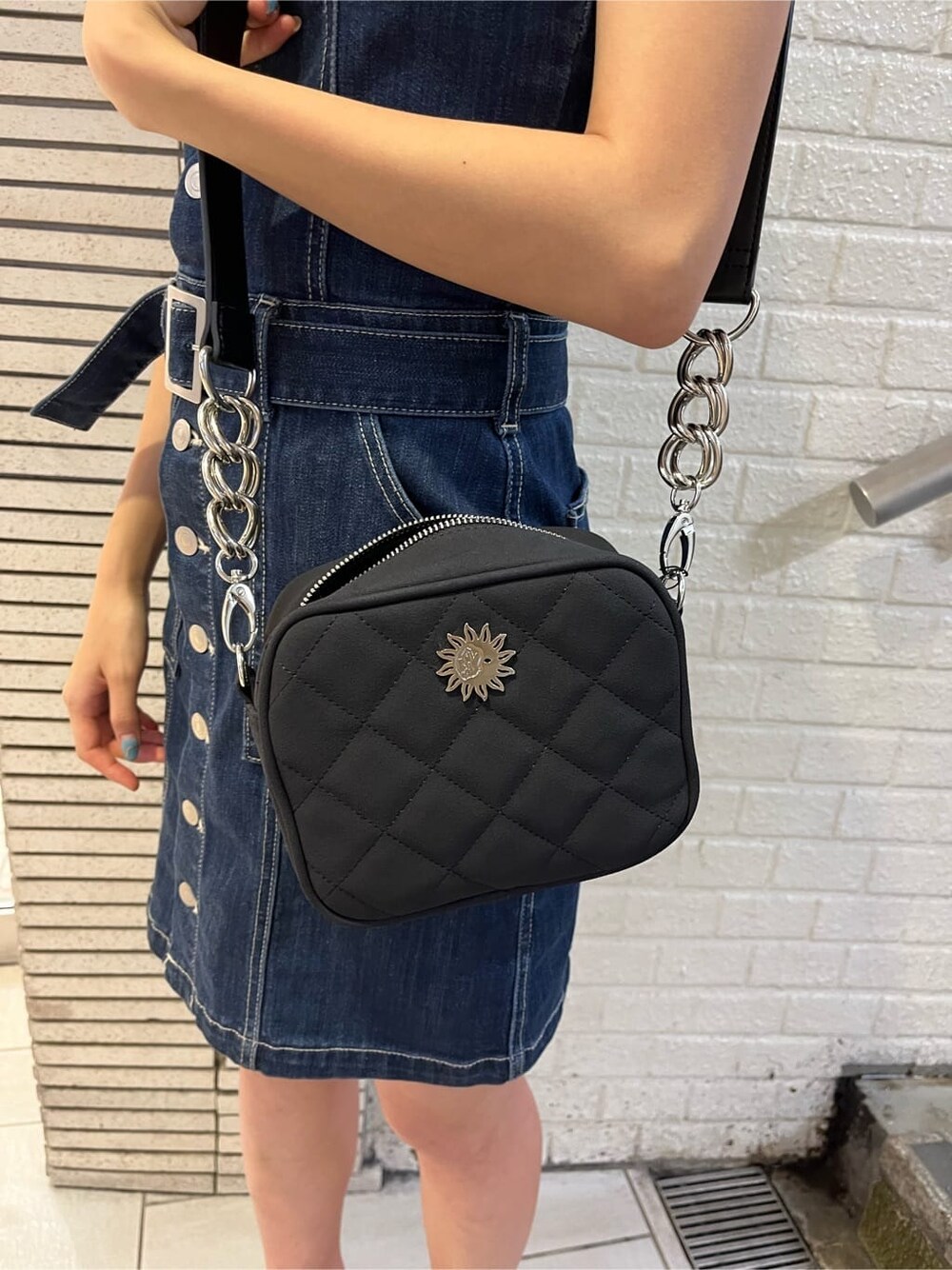 ブルー系のジャンパースカート、その他のサンダル、ブラック系のTシャツ/カットソーを着用したレディースの夏コーディネートの5枚目の写真