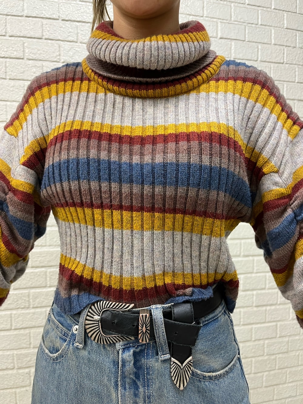 その他のニット/セーター、ブルー系のデニムパンツを着用したレディースの秋コーディネートの5枚目の写真