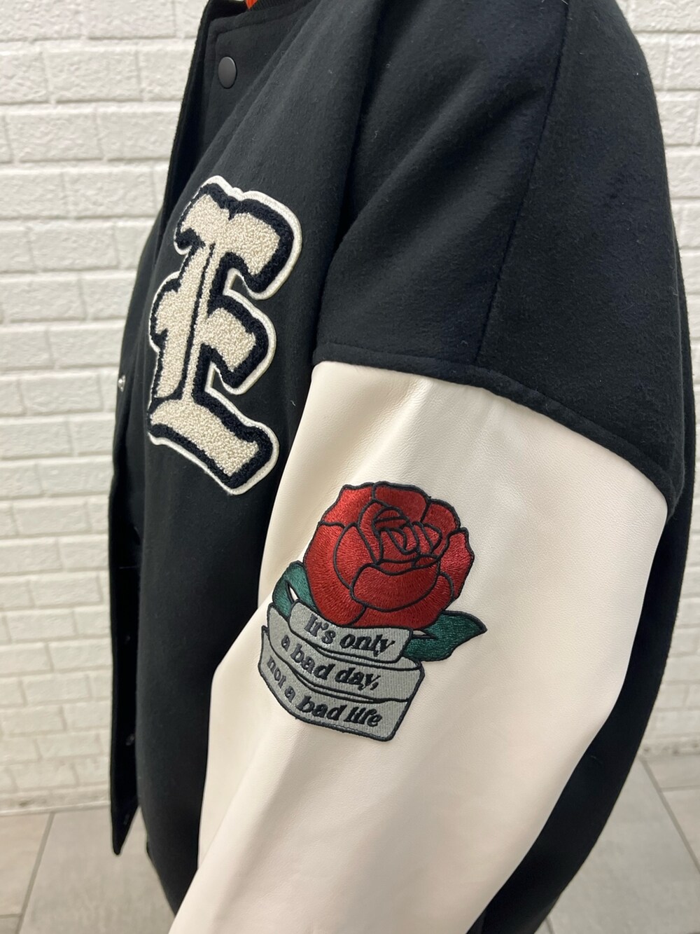 その他のスタジャン、ホワイト系のブーツ、ブラック系のその他パンツを着用したレディースの冬コーディネートの6枚目の写真