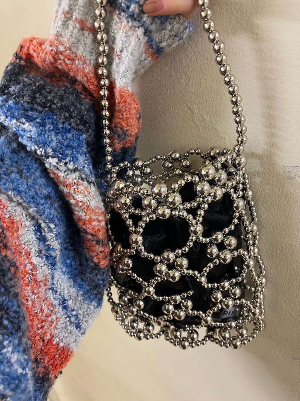 ベージュ系のその他パンツ、ブラック系のブーツ、ブラック系のベルトを着用したレディースの冬コーディネートの8枚目の写真