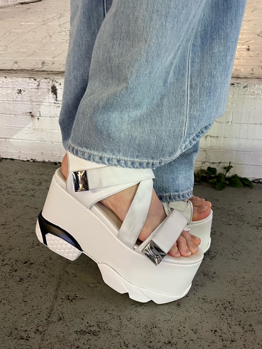 ブルー系のデニムパンツ、ホワイト系のTシャツ/カットソー、ブラック系のショルダーバッグを着用したレディースの夏コーディネートの9枚目の写真