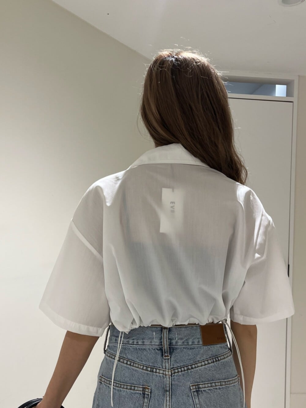 ブラック系のブーツ、ブルー系のデニムパンツ、その他のショルダーバッグを着用したレディースの春コーディネートの5枚目の写真