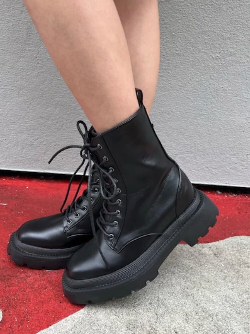 ブラック系のショルダーバッグ、ブラック系のデニムパンツ、イエロー系のニット/セーターを着用したレディースの秋コーディネートの9枚目の写真