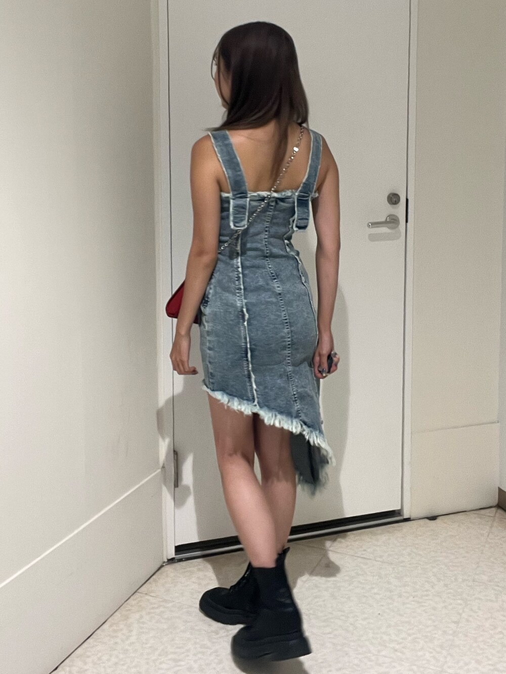 シルバー系のブーツ、ブルー系のワンピース、レッド系のショルダーバッグを着用したレディースの夏コーディネートの4枚目の写真