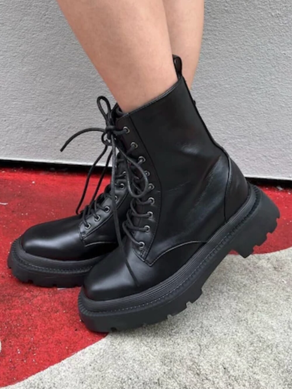 ピンク系のカーゴパンツ、シルバー系のボディバッグ/ウエストポーチ、ブラック系のTシャツ/カットソーを着用したレディースの春コーディネートの8枚目の写真