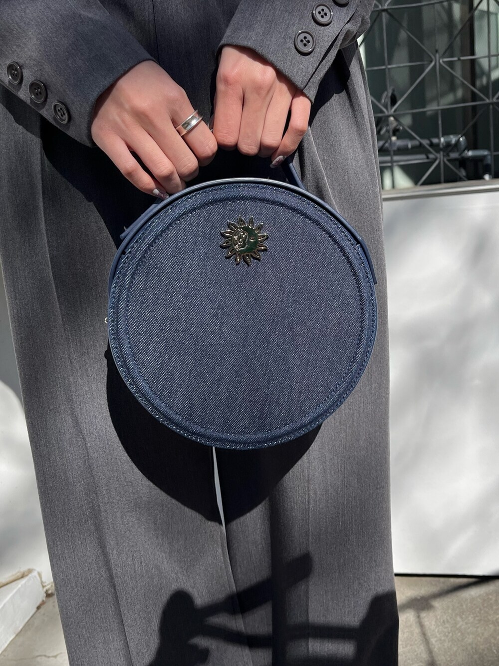 グレー系のテーラードジャケット、グレー系のその他パンツ、ブラック系のショルダーバッグを着用したレディースの春コーディネートの5枚目の写真