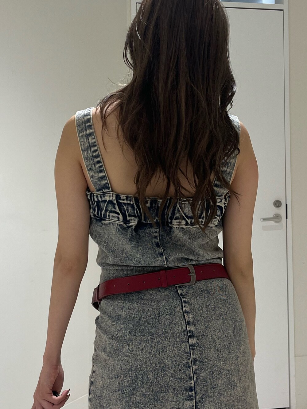 ベージュ系のワンピース、ブラック系のブーツ、レッド系のショルダーバッグを着用したレディースの夏コーディネートの5枚目の写真