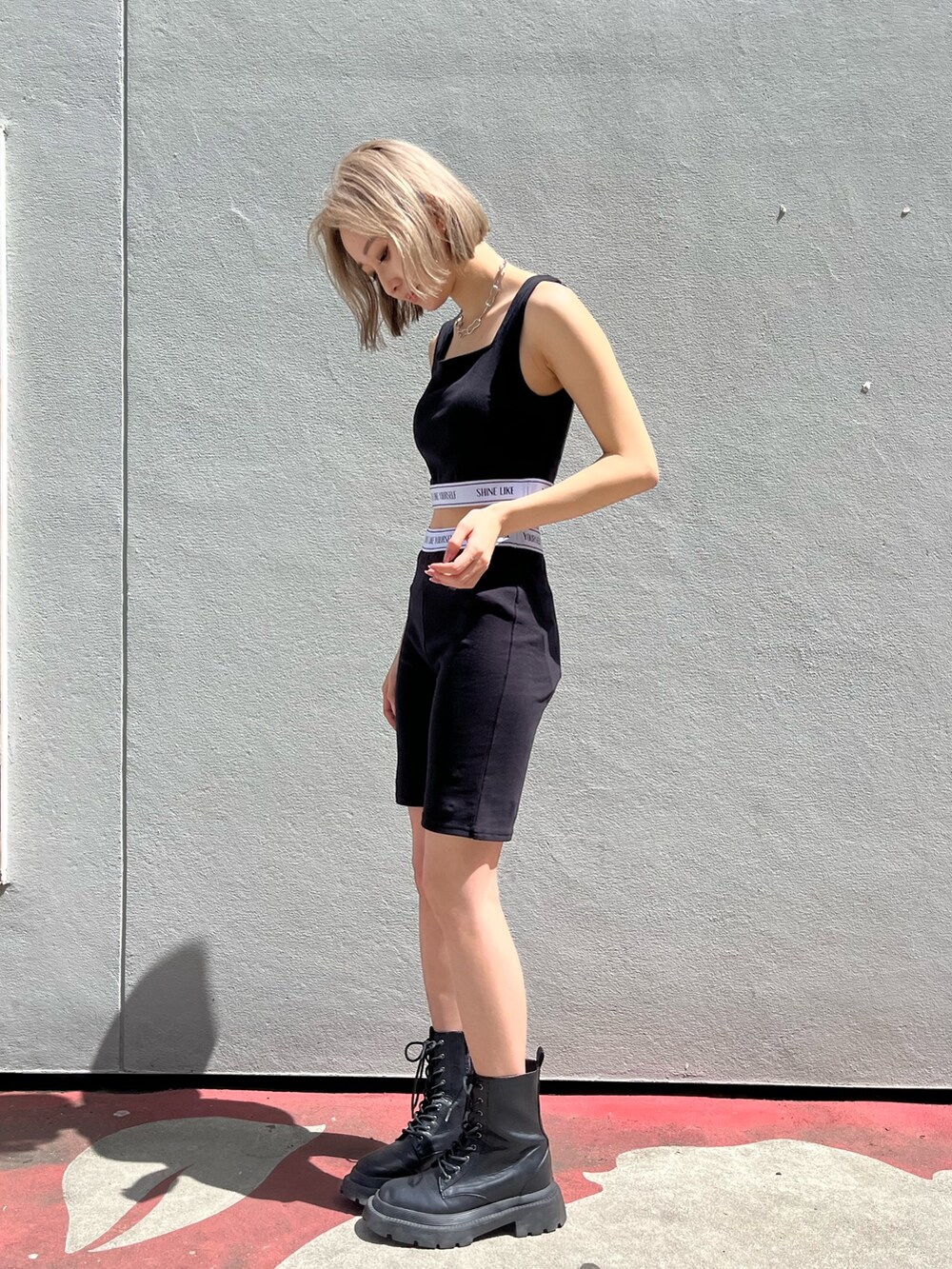 ブラック系のその他パンツ、ホワイト系のブーツ、ブラック系のキャミソールを着用したレディースの春コーディネートの2枚目の写真