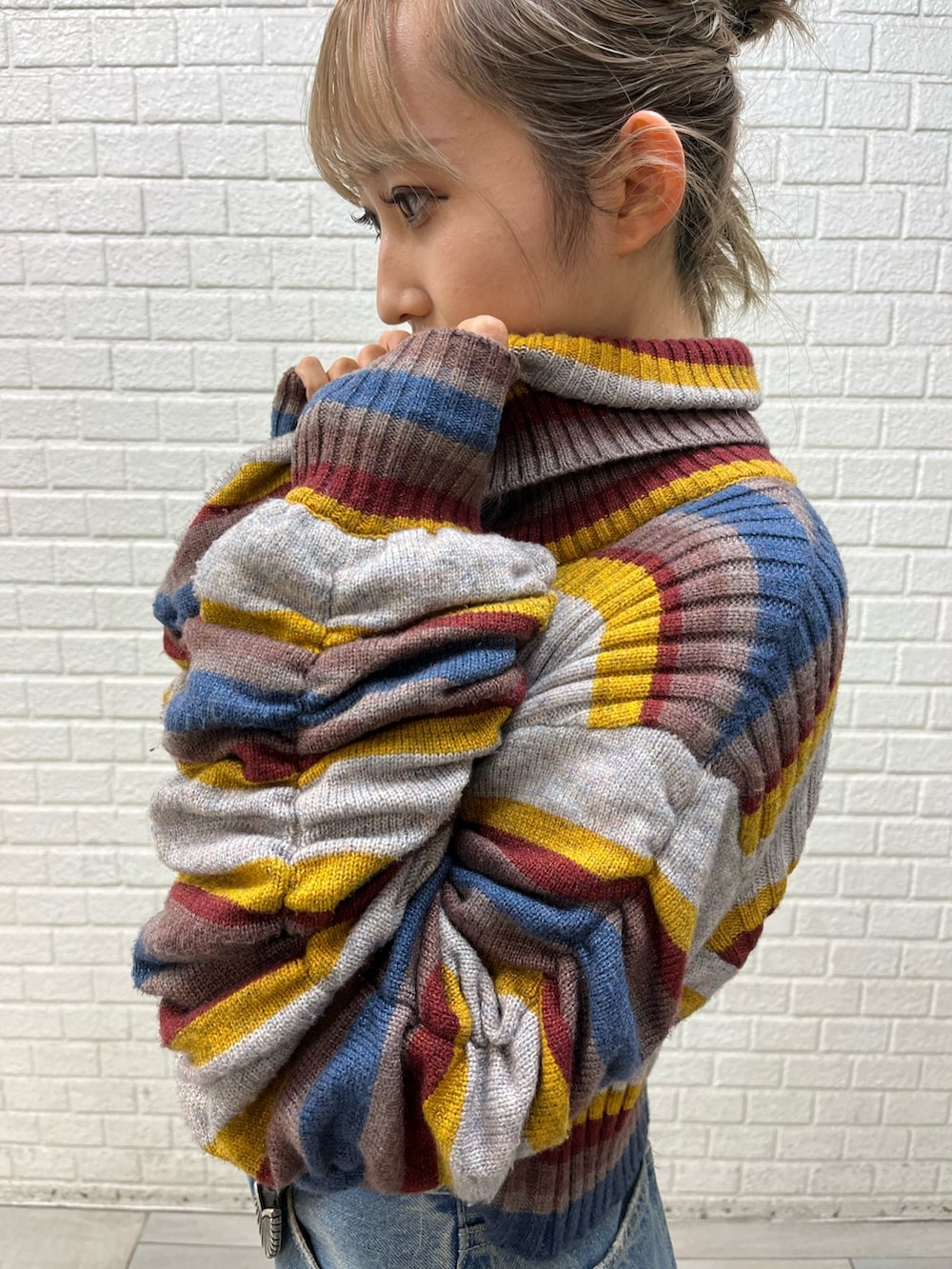 その他のニット/セーター、ブルー系のデニムパンツを着用したレディースの秋コーディネートの4枚目の写真