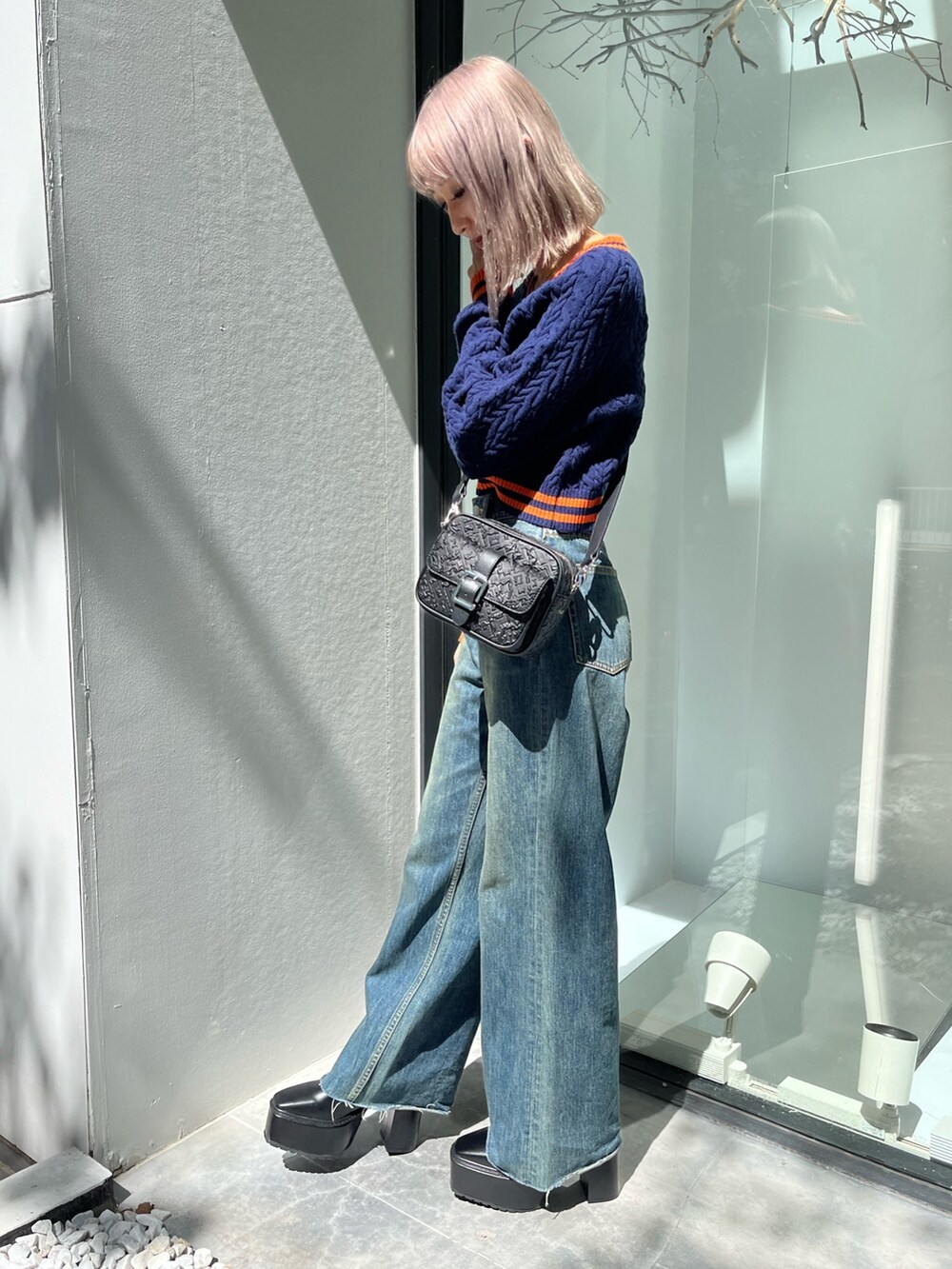 ブルー系のニット/セーター、ブルー系のデニムパンツを着用したレディースの秋コーディネートの2枚目の写真