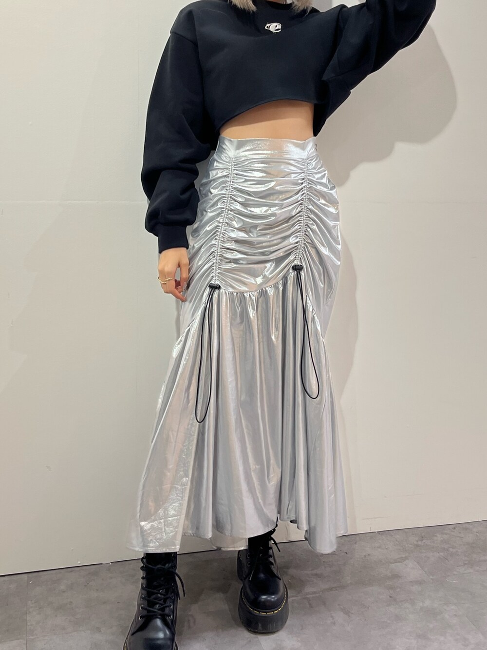 シルバー系のスカート、ホワイト系のスウェットを着用したレディースの秋コーディネートの6枚目の写真