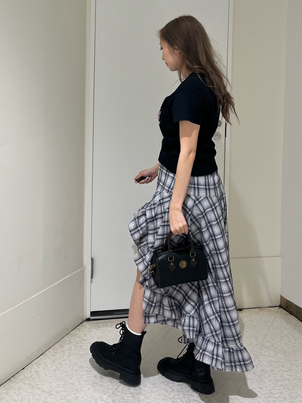 ブラック系のTシャツ/カットソー、グレー系のスカート、その他のショルダーバッグを着用したレディースの夏コーディネートの2枚目の写真