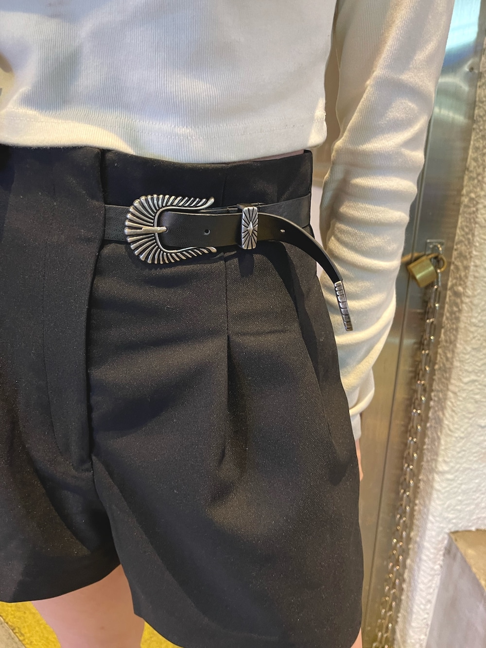 ブラック系のその他パンツ、ブラック系のブルゾン、ホワイト系のブーツを着用したレディースの冬コーディネートの4枚目の写真