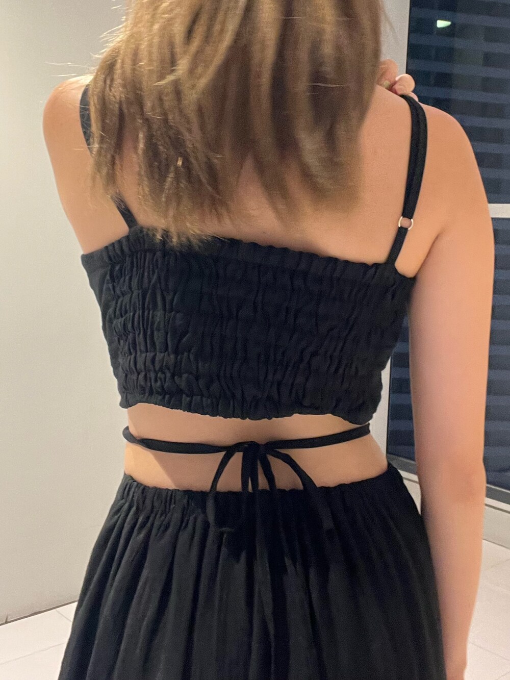 ブラック系のワンピース、シルバー系のブーツを着用したレディースの夏コーディネートの5枚目の写真