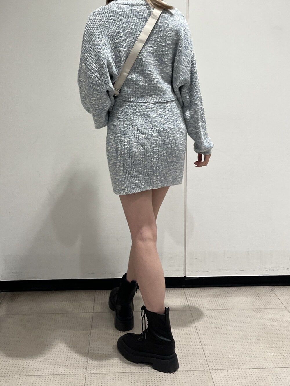 シルバー系のボディバッグ/ウエストポーチ、シルバー系のブーツ、ブルー系のワンピースを着用したレディースの春コーディネートの3枚目の写真