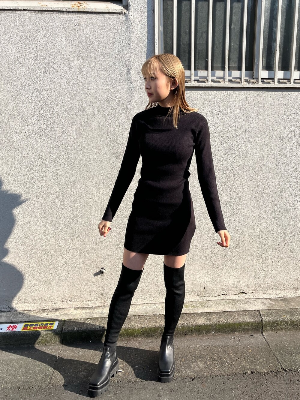 ブラック系のワンピース、オレンジ系のその他アウター、ブラック系のショルダーバッグを着用したレディースの冬コーディネートの8枚目の写真