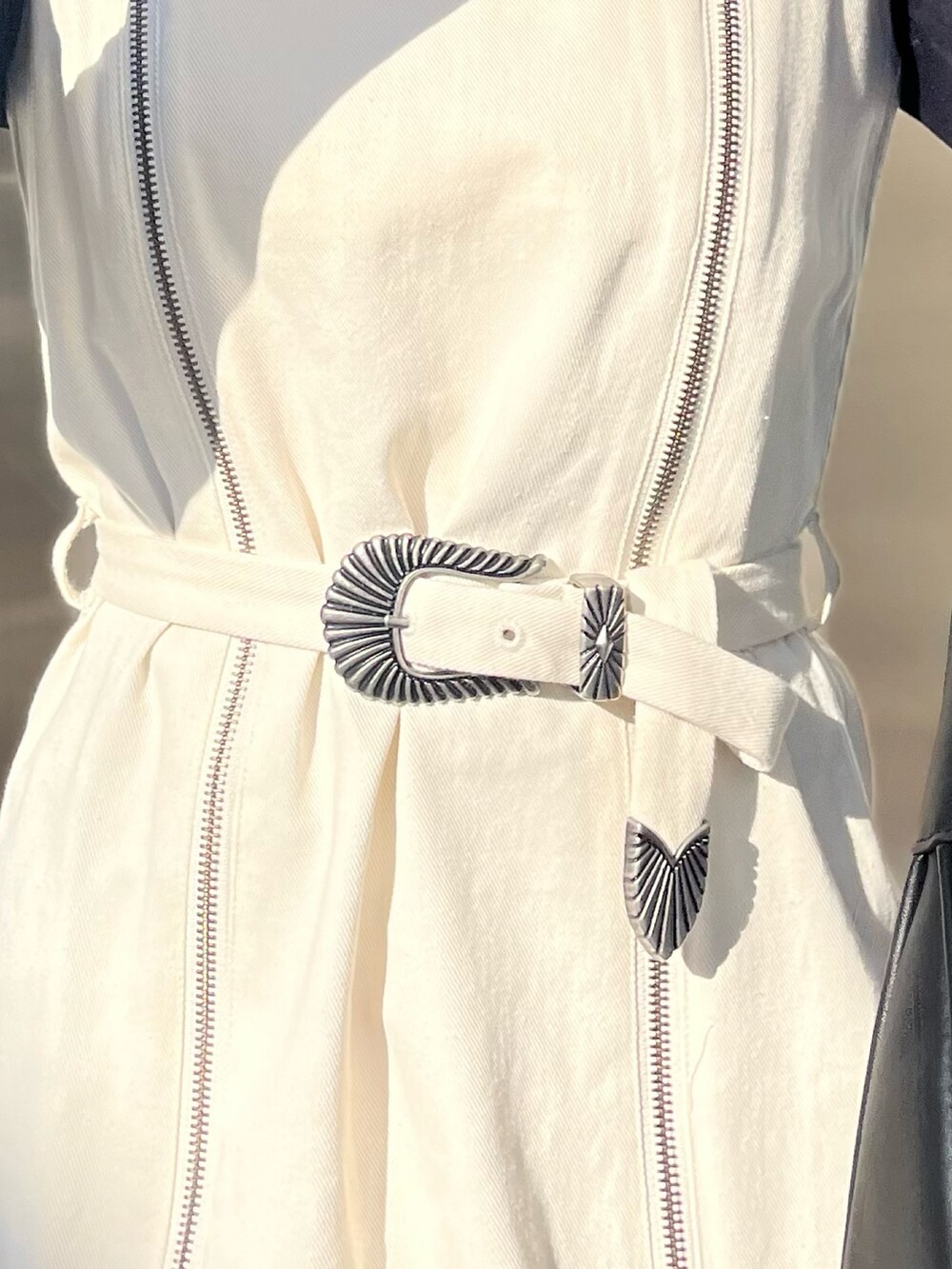 ブラック系のワンピース、ブラック系のハンドバッグ、ブラック系のブーツを着用したレディースの冬コーディネートの4枚目の写真