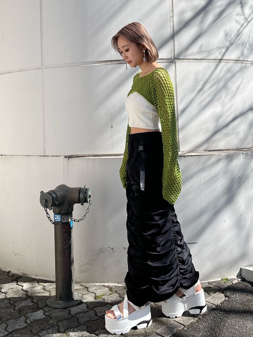 ブラック系のスカート、ブラック系のニット/セーターを着用したレディースの春コーディネートの4枚目の写真