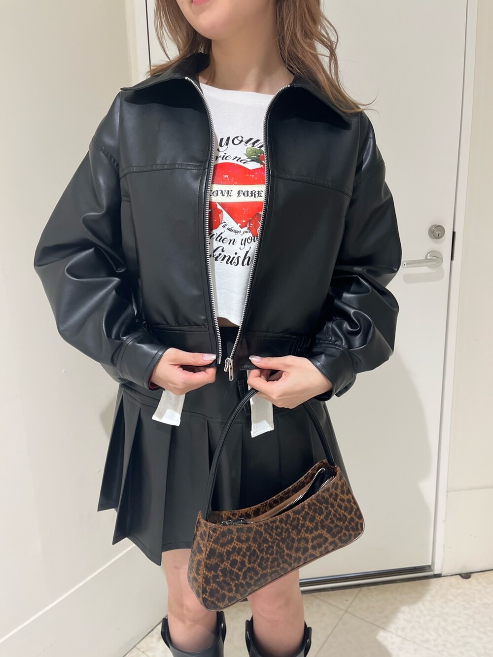 ブラウン系のブルゾン、ブラウン系のスカート、ブラウン系のハンドバッグを着用したレディースの春コーディネートの6枚目の写真