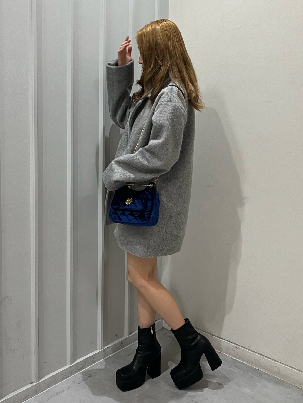 ブラック系のTシャツ/カットソー、ブラック系のブーツ、ブラック系のその他パンツを着用したレディースの秋コーディネートの6枚目の写真