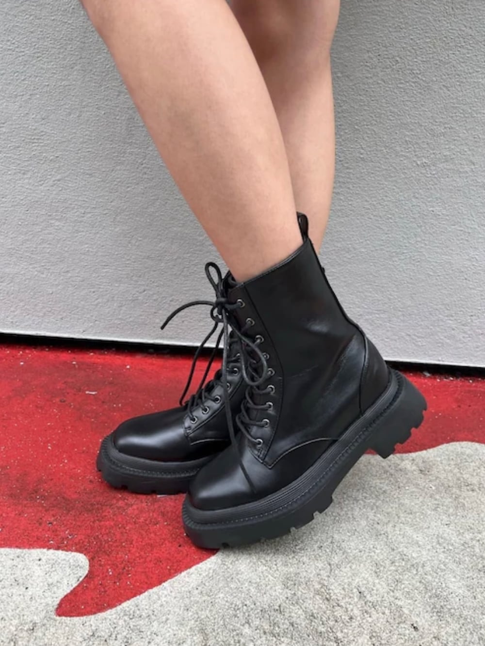 ブラック系のキャミソール、ブルー系のその他パンツ、ホワイト系のブーツを着用したレディースの春コーディネートの7枚目の写真