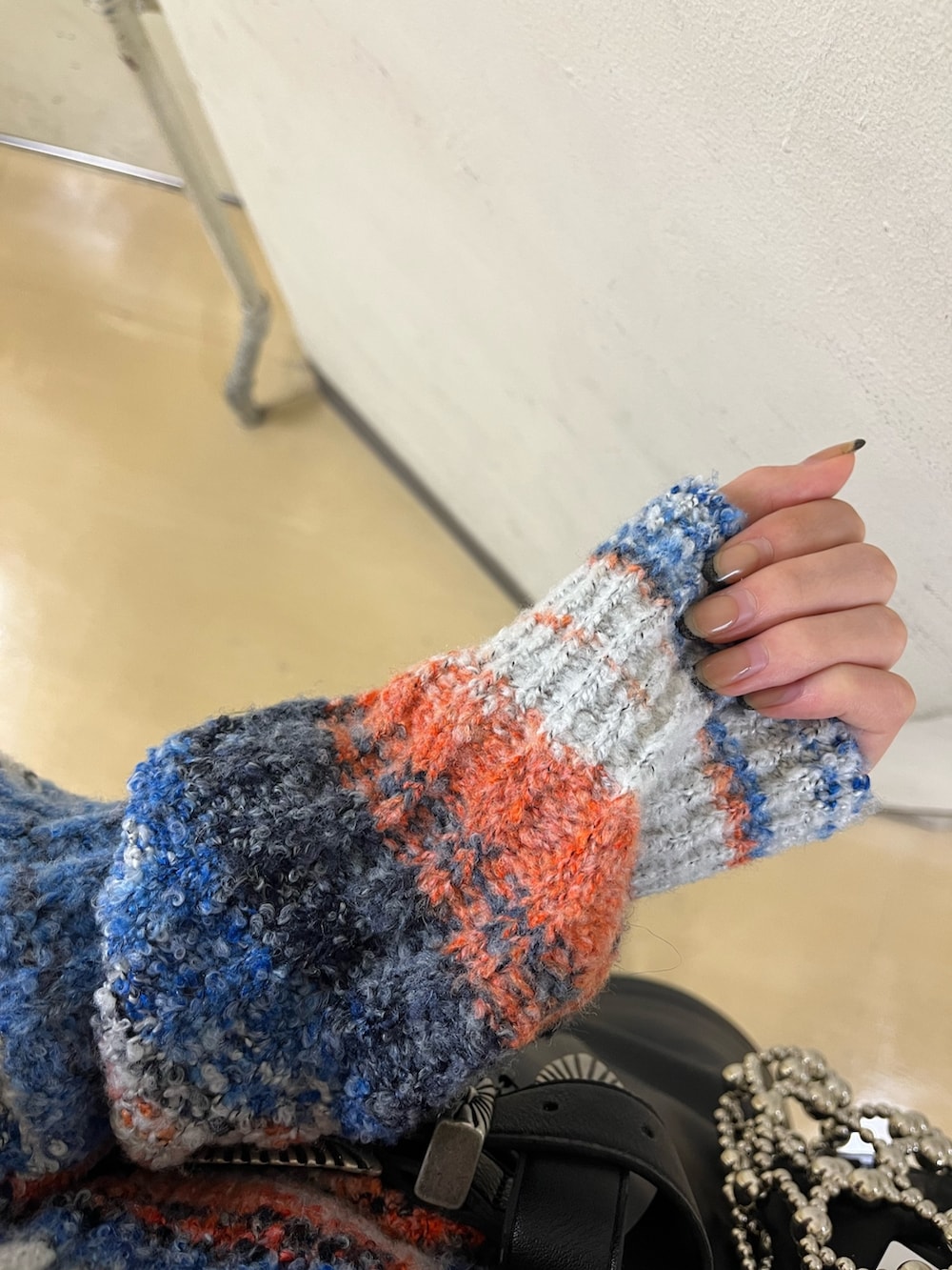 ベージュ系のその他パンツ、ブラック系のブーツ、ブラック系のベルトを着用したレディースの冬コーディネートの6枚目の写真