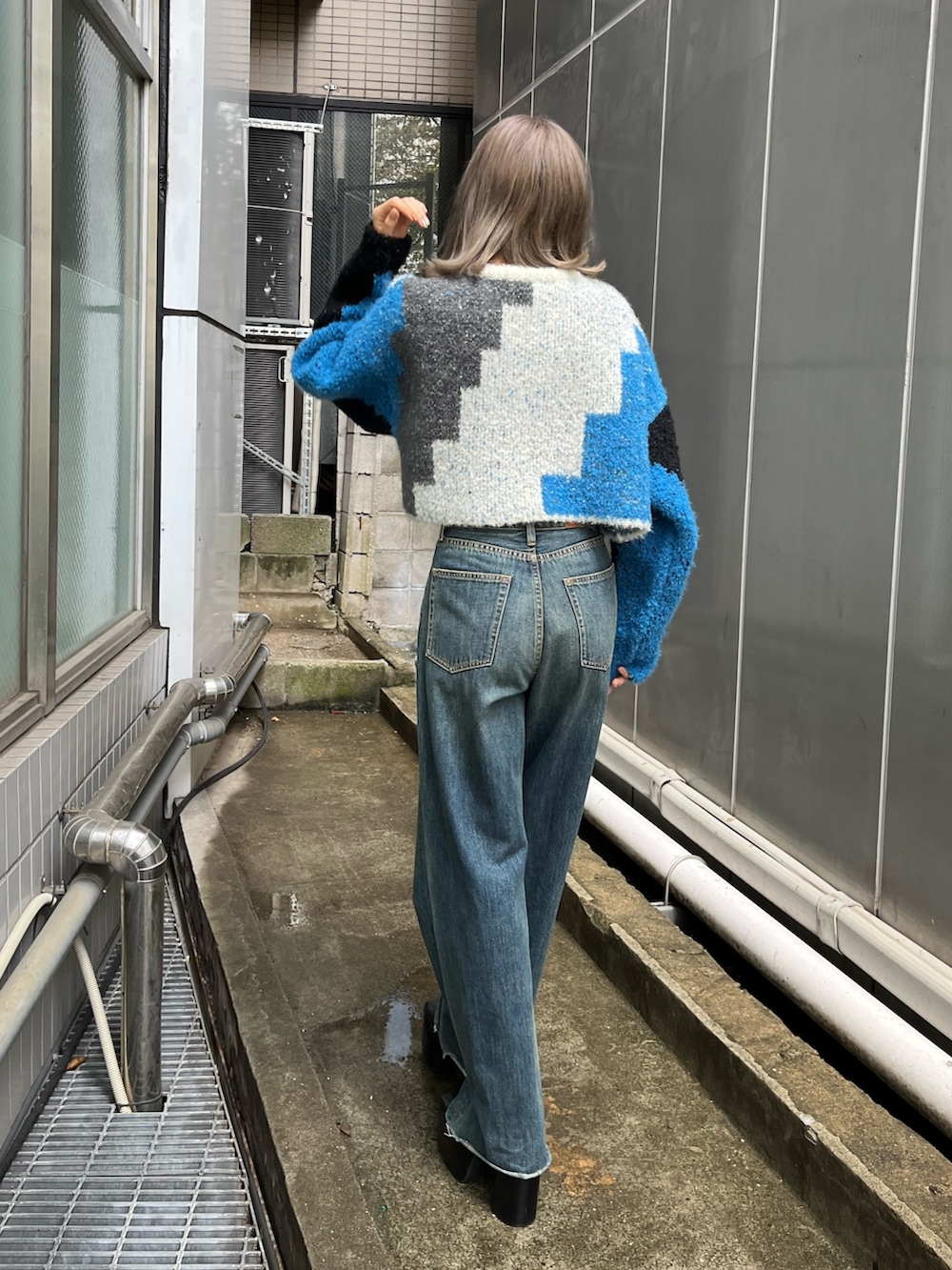 ブルー系のデニムパンツ、ブルー系のニット/セーターを着用したレディースの冬コーディネートの3枚目の写真