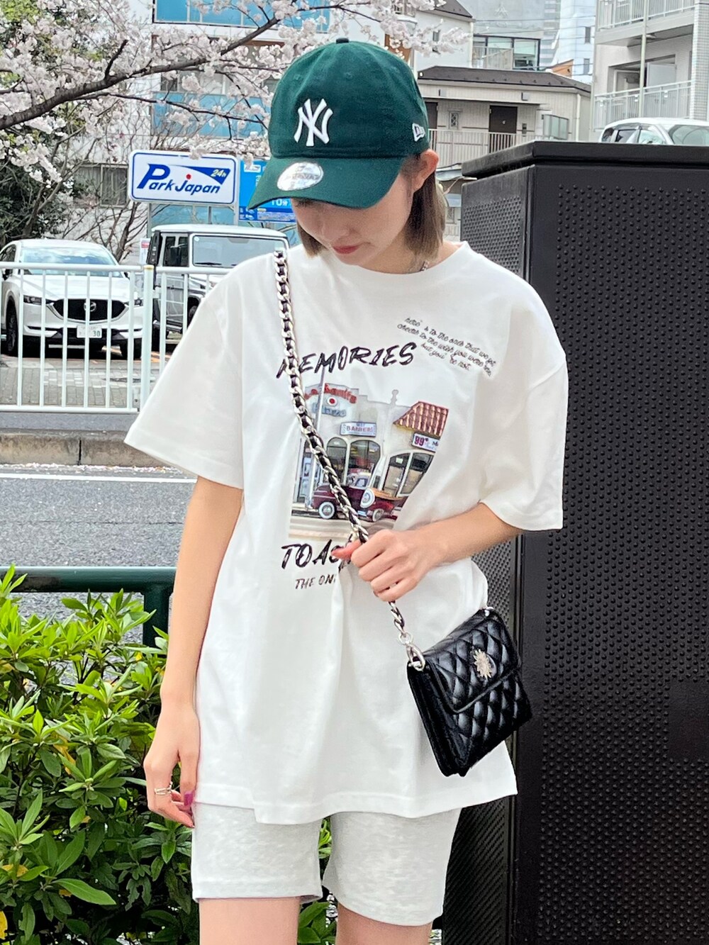 ブラック系のショルダーバッグ、ホワイト系のTシャツ/カットソー、グレー系のその他パンツを着用したレディースの春コーディネートの8枚目の写真