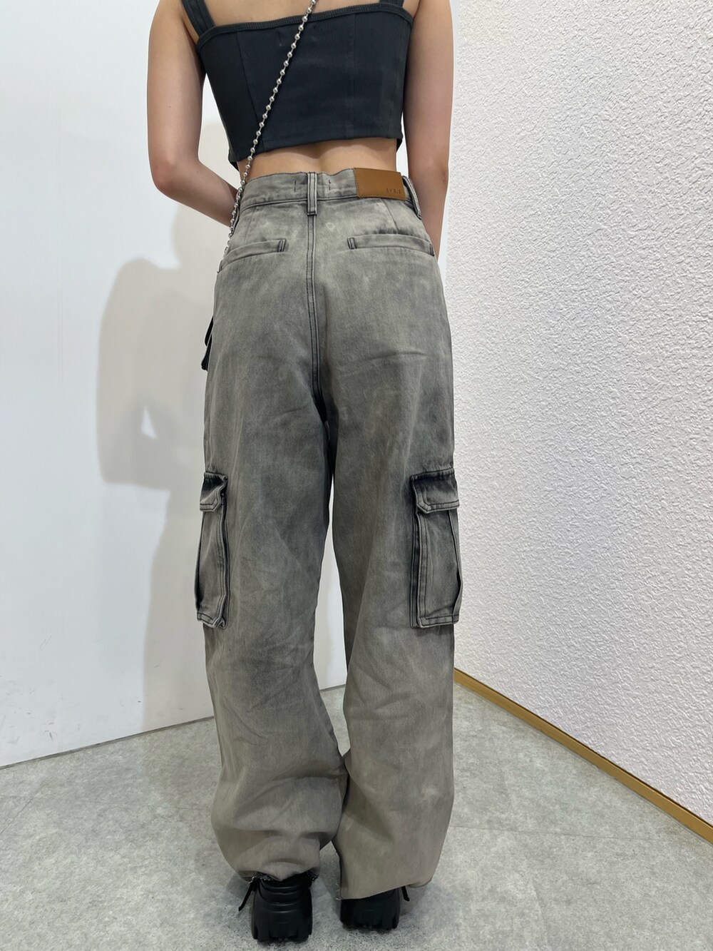 シルバー系のショルダーバッグ、ブラック系のキャミソール、ブラック系のデニムパンツを着用したレディースの夏コーディネートの8枚目の写真