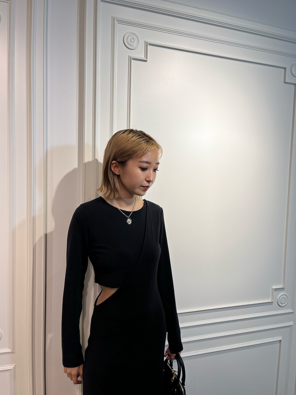 ブラック系のワンピースを着用したレディースの秋コーディネートの5枚目の写真