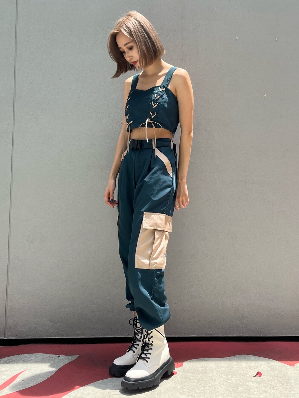 グリーン系のその他パンツ、ブルー系のキャミソール、ブラック系のブーツを着用したレディースの夏コーディネートの3枚目の写真