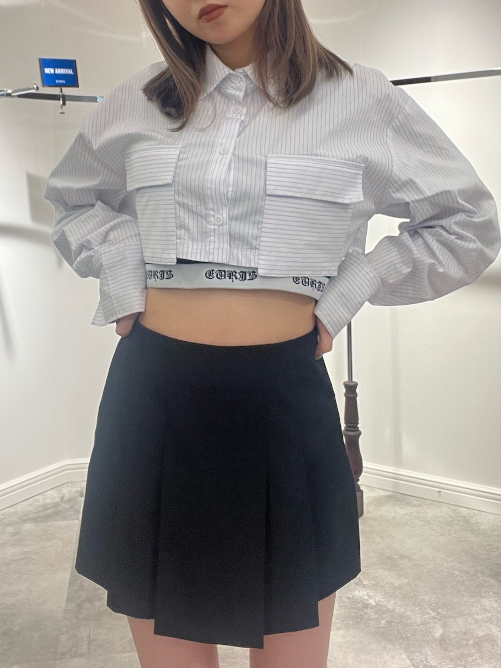 ブラック系のその他パンツ、その他のシャツ/ブラウス、ブラック系のキャミソールを着用したレディースの春コーディネートの8枚目の写真